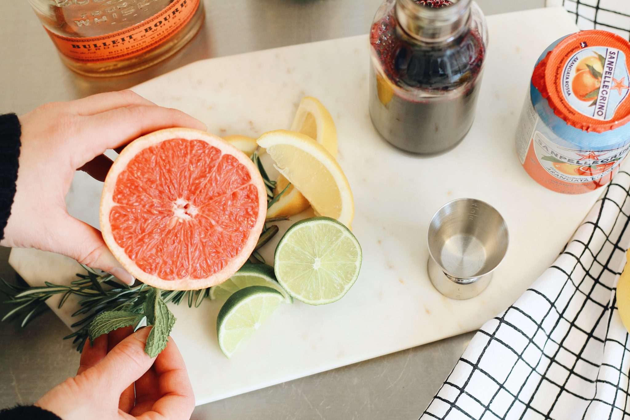 Vermouth, bleuet & pamplemousse, cocktail bon & (un peu) dangereux Club Social Studio DIY