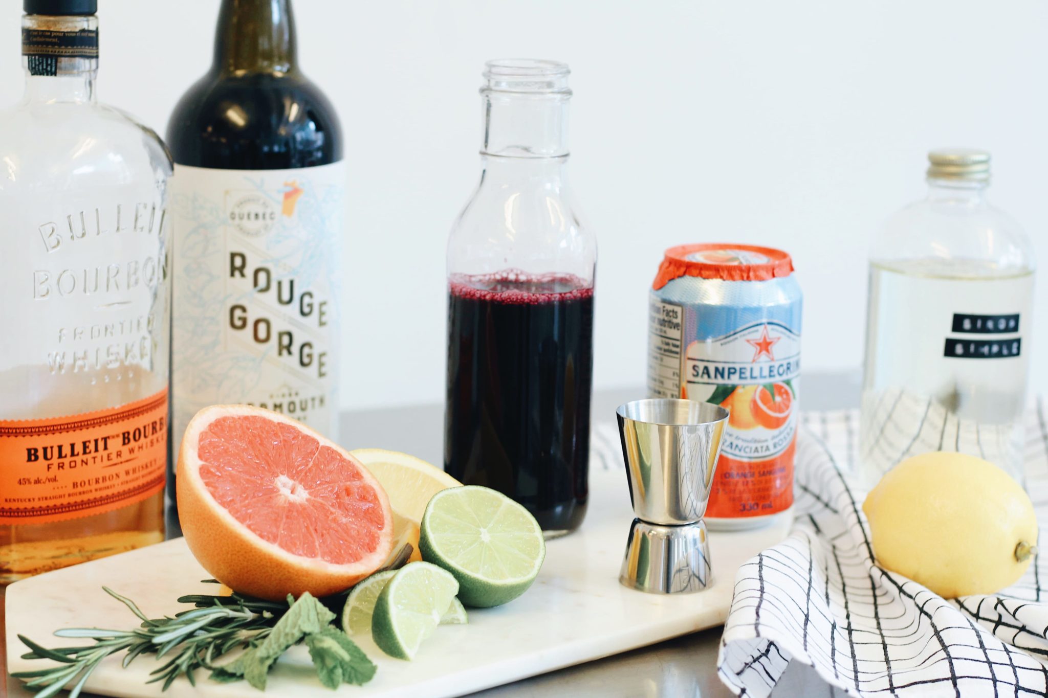 Vermouth, bleuet & pamplemousse, cocktail bon & (un peu) dangereux Club Social Studio DIY